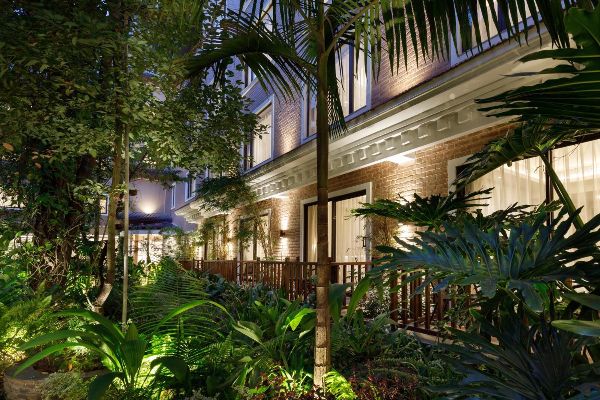 Thrive, A Tropical Courtyard 4*