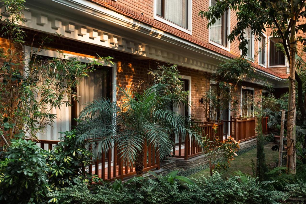 Thrive, A Tropical Courtyard